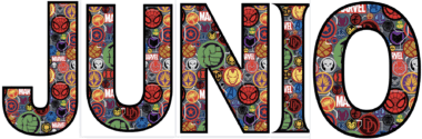 La palabra "JUNIO" en letras mayúsculas y negrita rellena de un collage colorido de logotipos y símbolos de superhéroes de Marvel, como Spider-Man, Capitán América, Hulk e Iron Man.